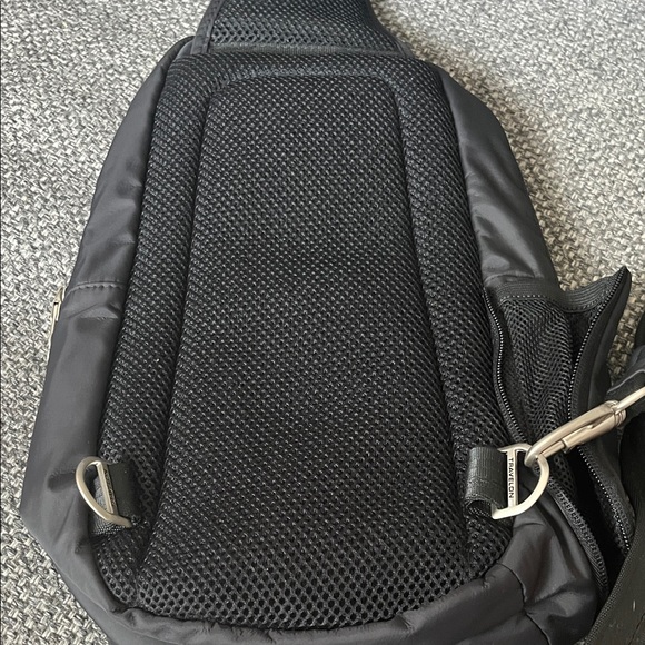 Travelon sling black multi pocket bag - Picture 2 of 7